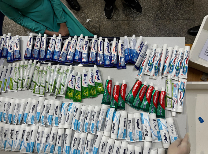 Những tuýp kem đánh răng chứa ma túy, trong hành lý của 4 tiếp viên. Ảnh: Hải quan TP HCM